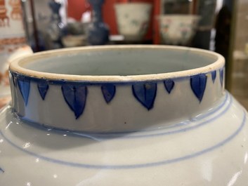 Un vase couvert en porcelaine de Chine en bleu et blanc, &eacute;poque Transition